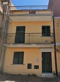 Casa indipendente su 3 livelli con corte Girifalco