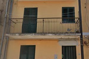 Casa indipendente su 3 livelli con corte Girifalco