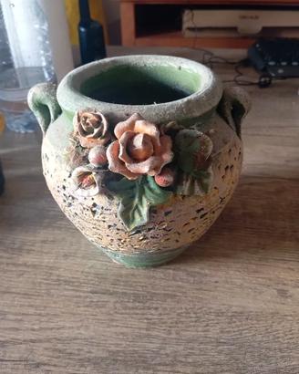 Vaso in terracotta con motivi floreali