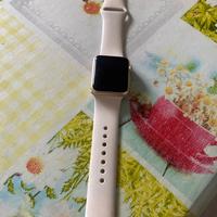 Apple smartwatch con cinturino bianco