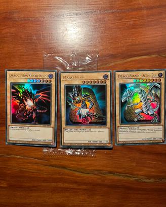 Drago bianco occhi blu mago nero drago nero