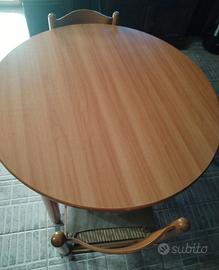 tavolo rotondo con sedie