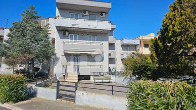 VILLA A SCHIERA A LESINA