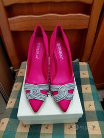 décolleté fucsia con tacco a spillo e strass in ar