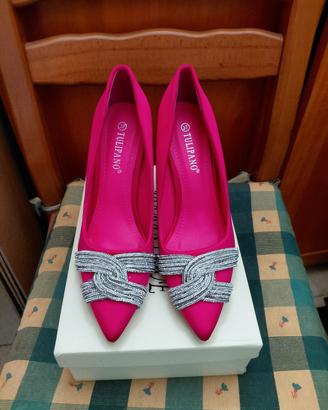 décolleté fucsia con tacco a spillo e strass in ar