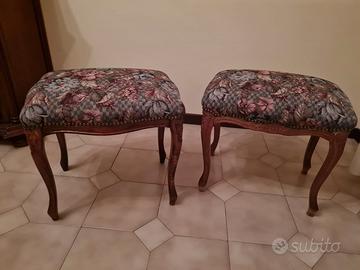 Sgabelli piccoli in legno e tessuto