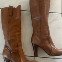 Stivali in pelle sotto al ginocchio con tacco