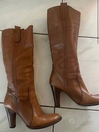 Stivali in pelle sotto al ginocchio con tacco