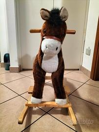 Cavallo a dondolo in peluche