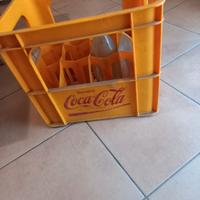 Oggetti e lattine coca cola