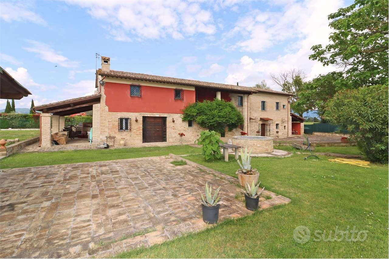 SPLENDIDO CASALE CON GIARDINO ESCLUSIVO - Vista 2