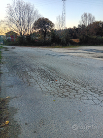 Parcheggio auto camion illuminato