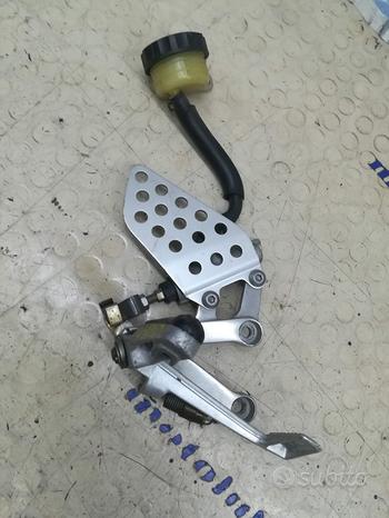 Pedana dx completa di pompa freno cbr 929 usata