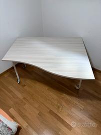 Scrivania sagomata in Legno chiaro 145x125-90