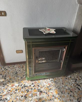 Stufa a legna in ceramica.