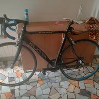 bici da corsa in carbonio 