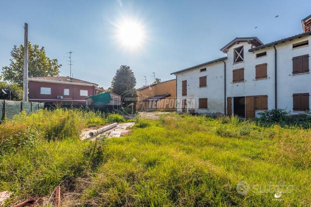 Porzione di casa di ampie metrature su due livelli