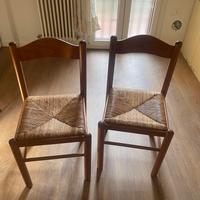 Due sedie in legno con seduta impagliata