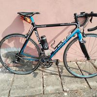 Bici da corsa focus cayo carbonio