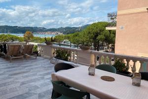 Trilocale con terrazza pieno centro 20mt dal mare