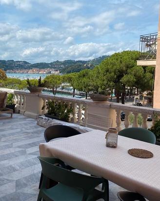 Trilocale con terrazza pieno centro 20mt dal mare