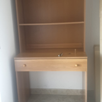 Armadio e scrivania con libreria