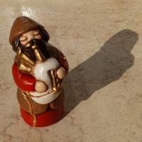Zampognaro rosso presepe thun