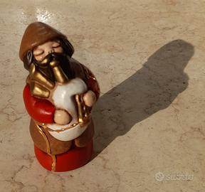 Zampognaro rosso presepe thun