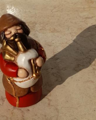 Zampognaro rosso presepe thun