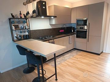 Cucina completa con penisola
