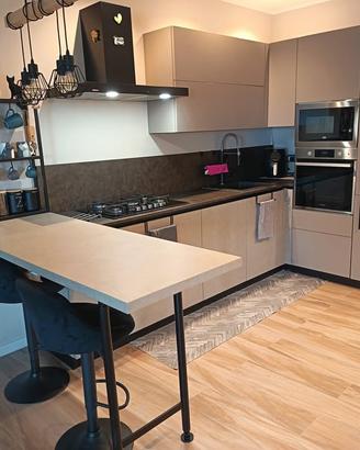 Cucina completa con penisola