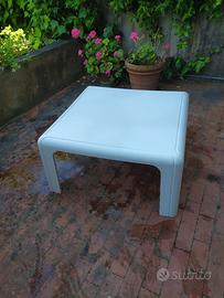 Tavolino basso in plastica