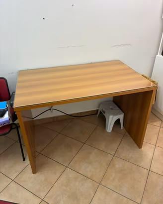 Mobili per studio o per ufficio.
