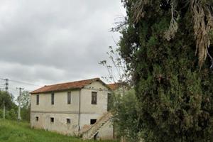 Casale da ristrutturare o terreno edificabile