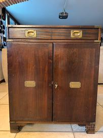 Mobile in legno massiccio con dettagli in ottone
