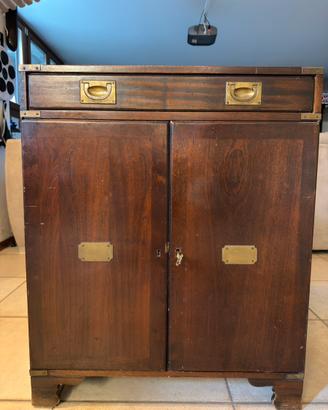 Mobile in legno massiccio con dettagli in ottone