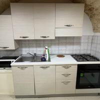 Cucina completa con forno e cappa