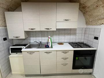 Cucina completa con forno e cappa