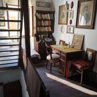 Porzione di casa su tre livelli con giardino