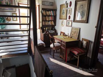 Porzione di casa su tre livelli con giardino