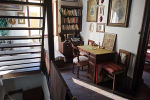 Porzione di casa su tre livelli con giardino