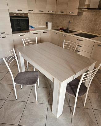 Tavolo allungabile con 4 sedie