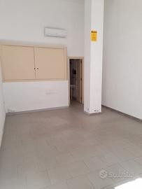 Via Cavaro - Locale commerciale con due vetrine