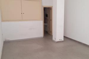 Via Cavaro - Locale commerciale con due vetrine