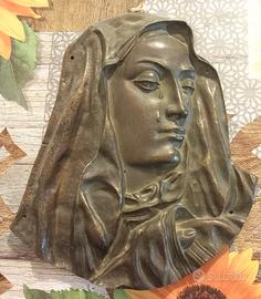 Maria sofferente (bassorilievo in bronzo)