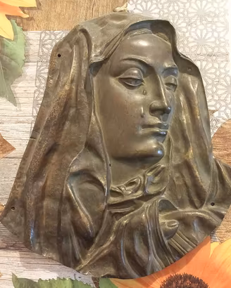 Maria sofferente (bassorilievo in bronzo)
