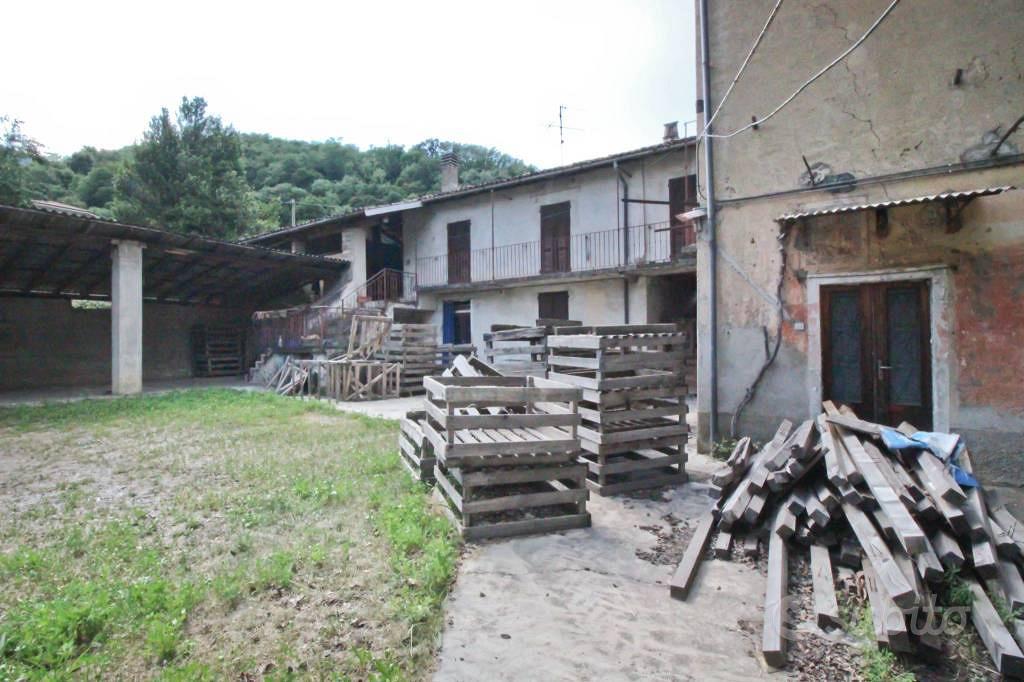 Rustico / Casale di 600 m² con più di 5 locali a O - Vista 4