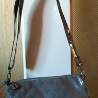 Borsetta in vernice colore grigio