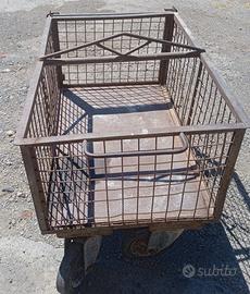 Carrello con ruote e gancio per montacarichi