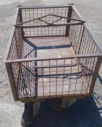 Carrello con ruote e gancio per montacarichi
